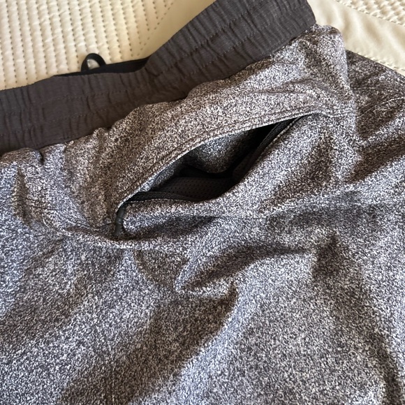 Men’s Lululemon Pace Breaker Linerless Short 7" - Gray Speckled - Size Medium - Picture 4 of 8